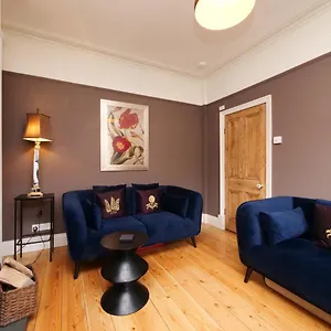 Courtyard - Free Parking Holiday home York